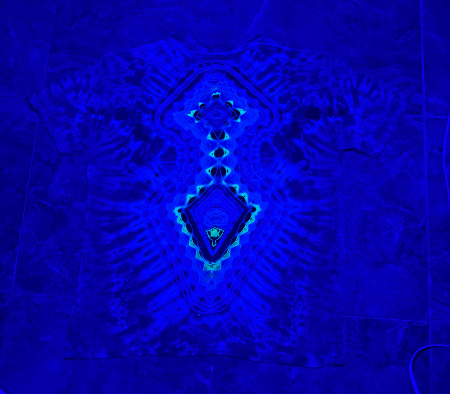 Size XL “Float Away” (UV Reactive)